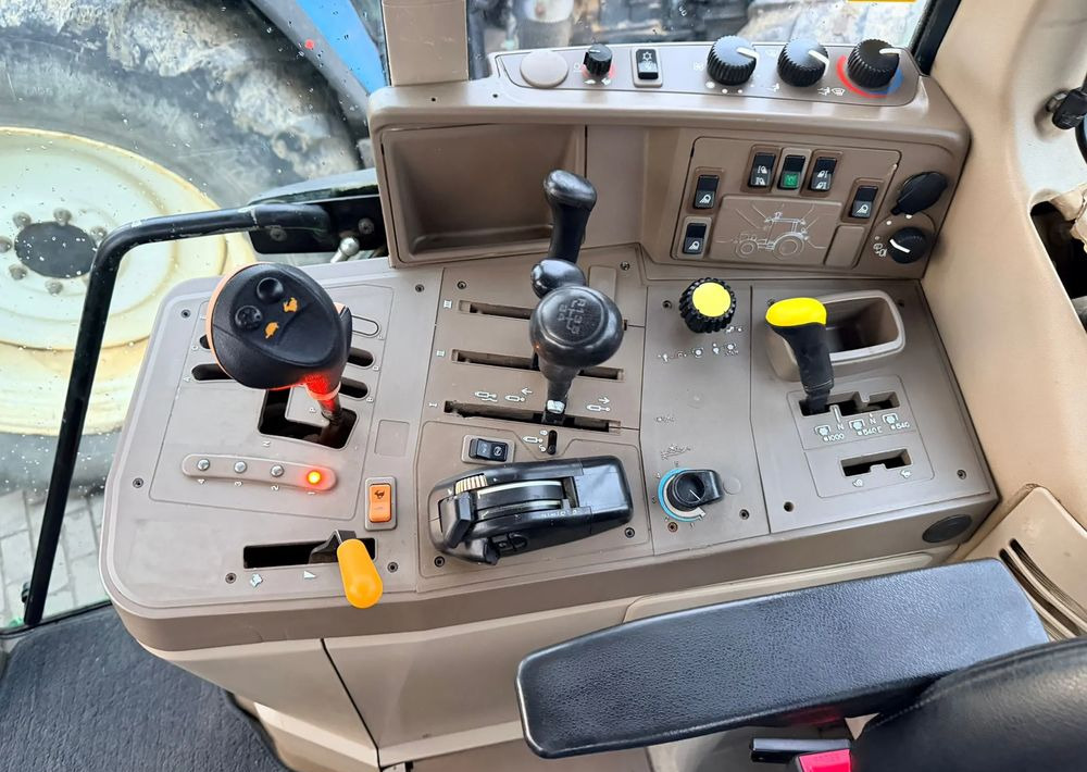 Farm tractor John Deere 6930: picture 16