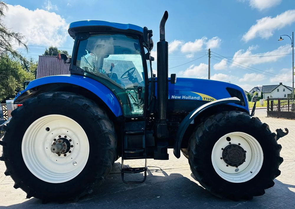 New Holland T7030 - Farm tractor: picture 2 New Holland T7030 - Farm tractor: picture 2