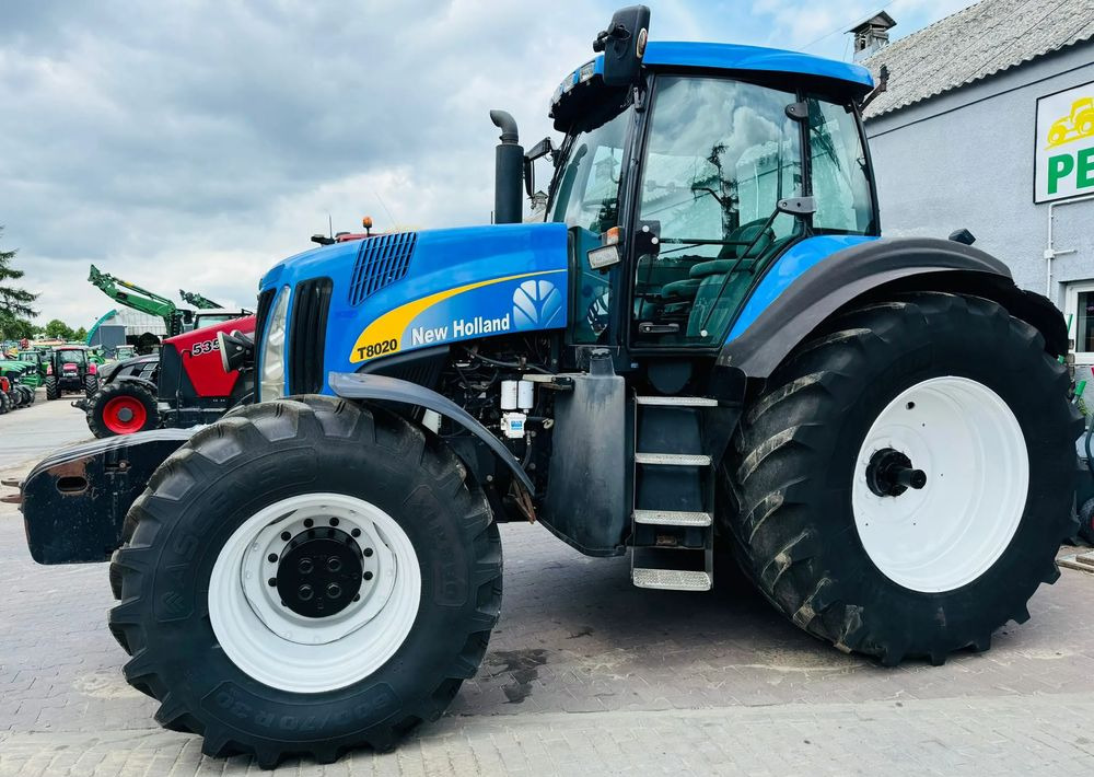New Holland T8020 - Farm tractor: picture 5 New Holland T8020 - Farm tractor: picture 5