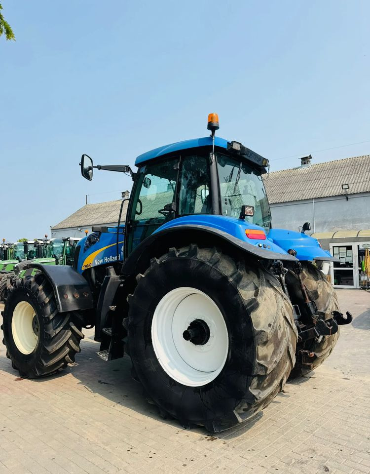 New Holland T8040 - Farm tractor: picture 5 New Holland T8040 - Farm tractor: picture 5