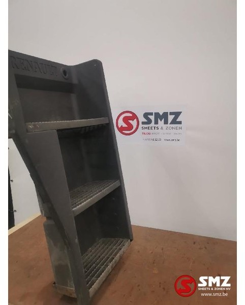 Renault Occ Opstapbak rechts Renault Magnum - Footstep for Truck: picture 2 Renault Occ Opstapbak rechts Renault Magnum - Footstep for Truck: picture 2