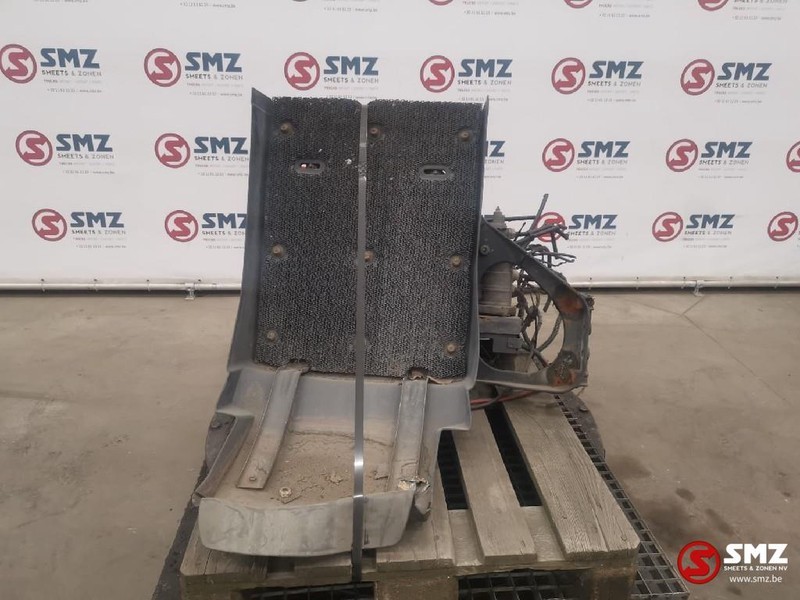 Volvo Occ Spatbord links met luchtketel Volvo FM9 - Fender for Truck: picture 4 Volvo Occ Spatbord links met luchtketel Volvo FM9 - Fender for Truck: picture 4