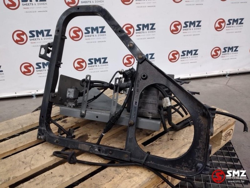 Volvo Occ Spatbordsteun met ventielen Volvo FH12 - Fender for Truck: picture 1 Volvo Occ Spatbordsteun met ventielen Volvo FH12 - Fender for Truck: picture 1