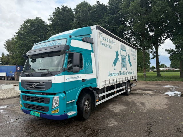 Volvo FM 330 - Curtainsider truck: picture 1 Volvo FM 330 - Curtainsider truck: picture 1