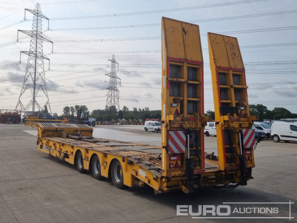 2012 Cheiftain Tri Axl Step Frame Low Loader Trailer, Hydraulic Ramps, Out Riggers - Low loader semi-trailer: picture 3 2012 Cheiftain Tri Axl Step Frame Low Loader Trailer, Hydraulic Ramps, Out Riggers - Low loader semi-trailer: picture 3