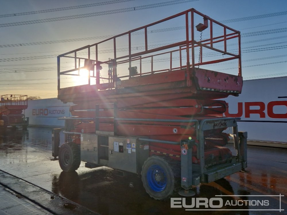 2013 SkyJack SJ9250 - Scissor lift: picture 3 2013 SkyJack SJ9250 - Scissor lift: picture 3
