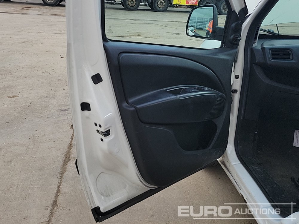 Combi van 2017 Vauxhall Combo: picture 24