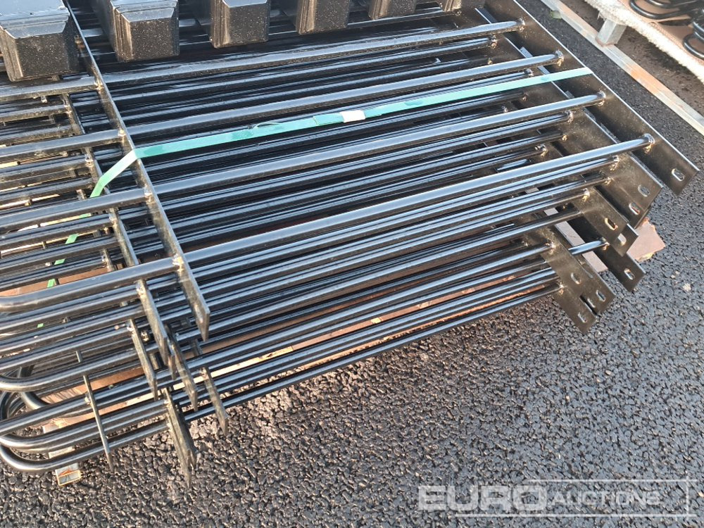 Unused 20m Bow / Round Top Powder Coated Steel Fencing, 10x2m Panels, 11 Posts - Agricultural machinery: picture 5 Unused 20m Bow / Round Top Powder Coated Steel Fencing, 10x2m Panels, 11 Posts - Agricultural machinery: picture 5
