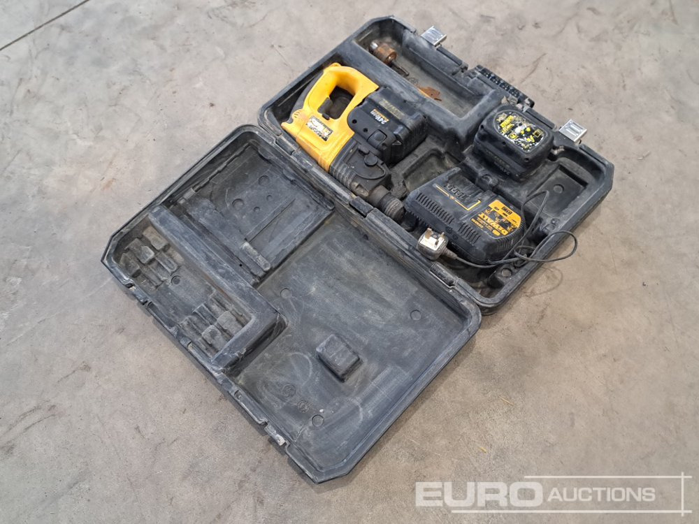 Dewalt Cordless Hammer Drill with 2x Batteries & Case - Workshop equipment: picture 5 Dewalt Cordless Hammer Drill with 2x Batteries & Case - Workshop equipment: picture 5
