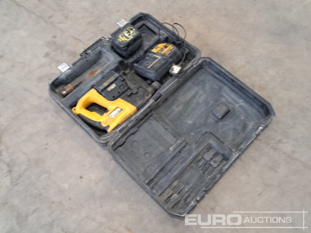 Dewalt Cordless Hammer Drill with 2x Batteries & Case - Workshop equipment: picture 3 Dewalt Cordless Hammer Drill with 2x Batteries & Case - Workshop equipment: picture 3