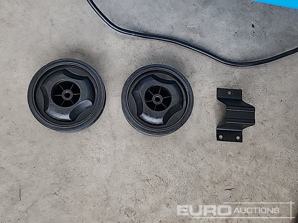 Maranello 530 12/24 Volt Battery Charger & Neilsen 3500W Power Inverter (2 of) - Workshop equipment: picture 5 Maranello 530 12/24 Volt Battery Charger & Neilsen 3500W Power Inverter (2 of) - Workshop equipment: picture 5