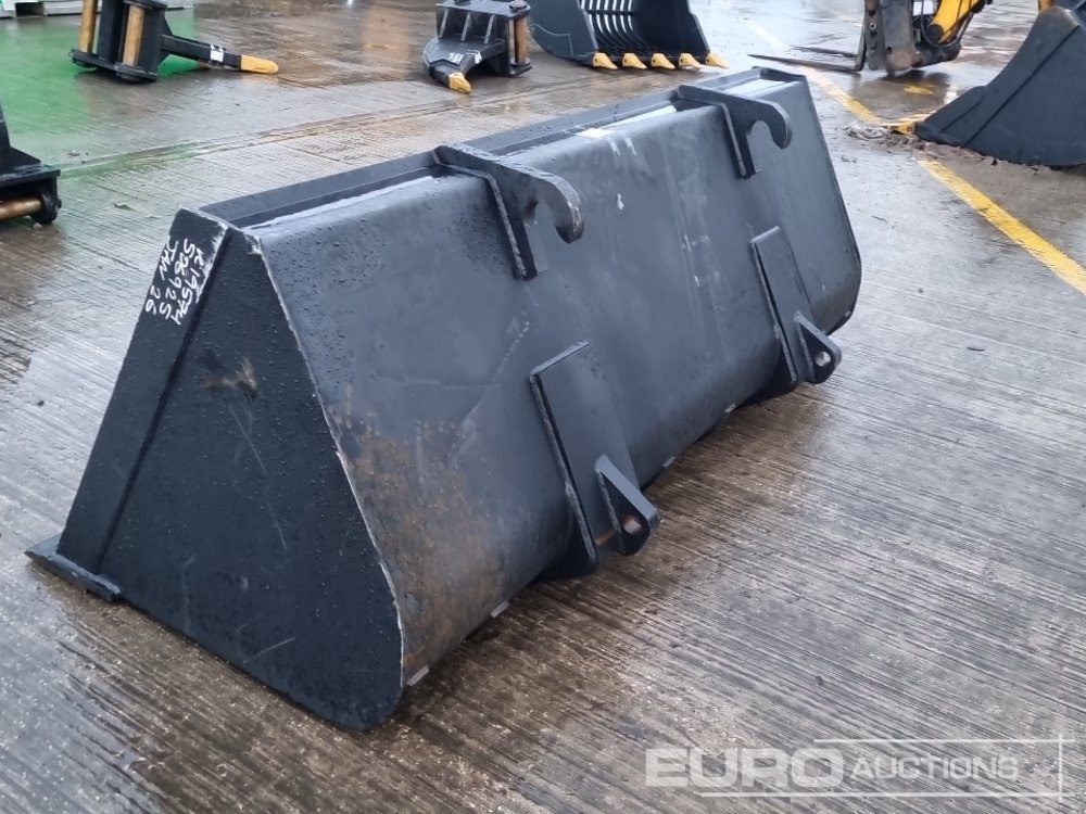 Unused 90" Loading Bucket to suit Telehandler - Bucket: picture 3 Unused 90" Loading Bucket to suit Telehandler - Bucket: picture 3