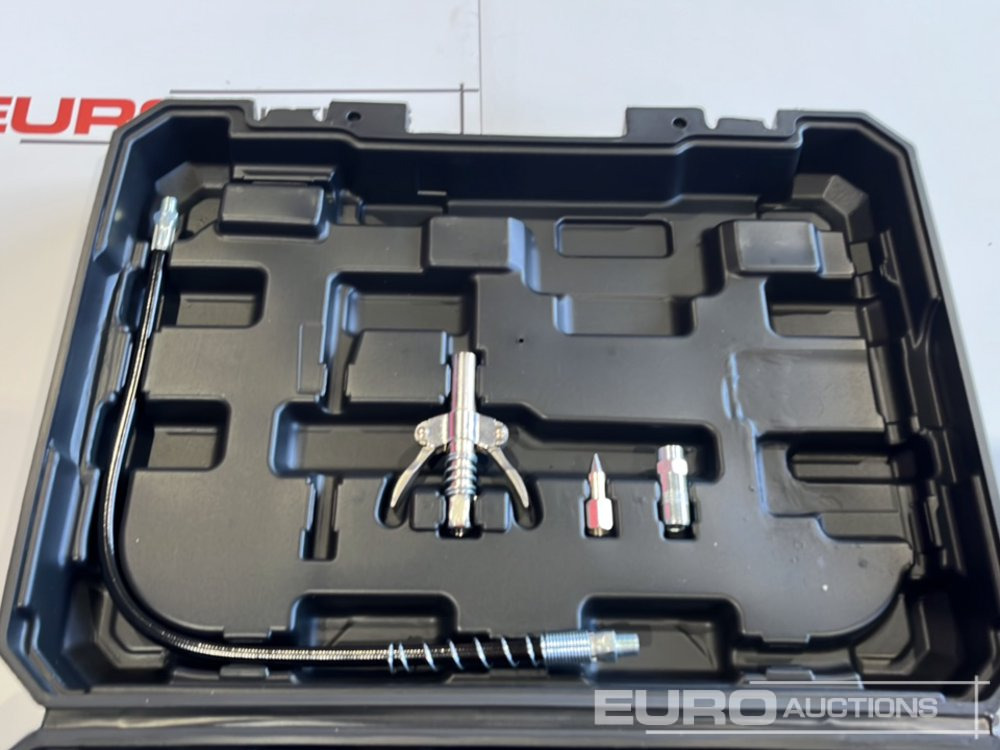 Unused Boss 21 Volt Lithium Battery Cordless Grease Gun, 2 Batteries, Charger, Case, Shoulder Strap, Extension Pieces and Fittings - Workshop equipment: picture 4 Unused Boss 21 Volt Lithium Battery Cordless Grease Gun, 2 Batteries, Charger, Case, Shoulder Strap, Extension Pieces and Fittings - Workshop equipment: picture 4