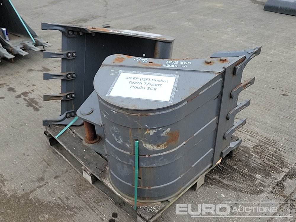 Volvo 30", 30" Digging Bucket 45mm Pin to suit 4-6 Ton Excavator - Bucket: picture 5 Volvo 30", 30" Digging Bucket 45mm Pin to suit 4-6 Ton Excavator - Bucket: picture 5