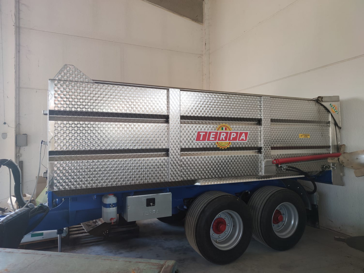 Rimorchio per vendemmia usato Terpa TT 12 HA - Farm trailer: picture 1 Rimorchio per vendemmia usato Terpa TT 12 HA - Farm trailer: picture 1