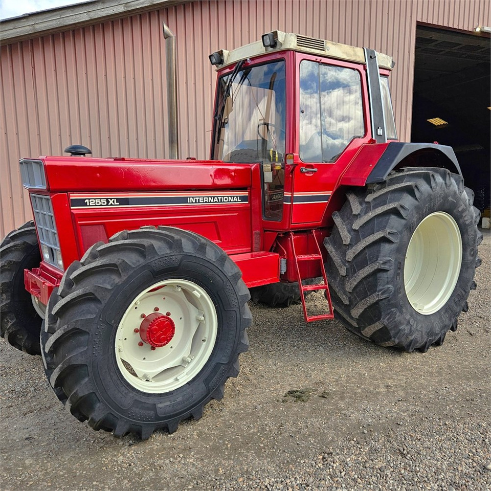 CASE IH 1255 XL - Farm tractor: picture 1 CASE IH 1255 XL - Farm tractor: picture 1