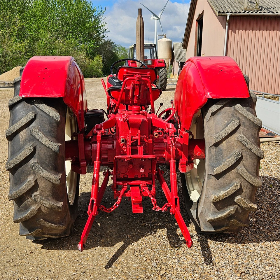 IH 824 - Farm tractor: picture 4 IH 824 - Farm tractor: picture 4