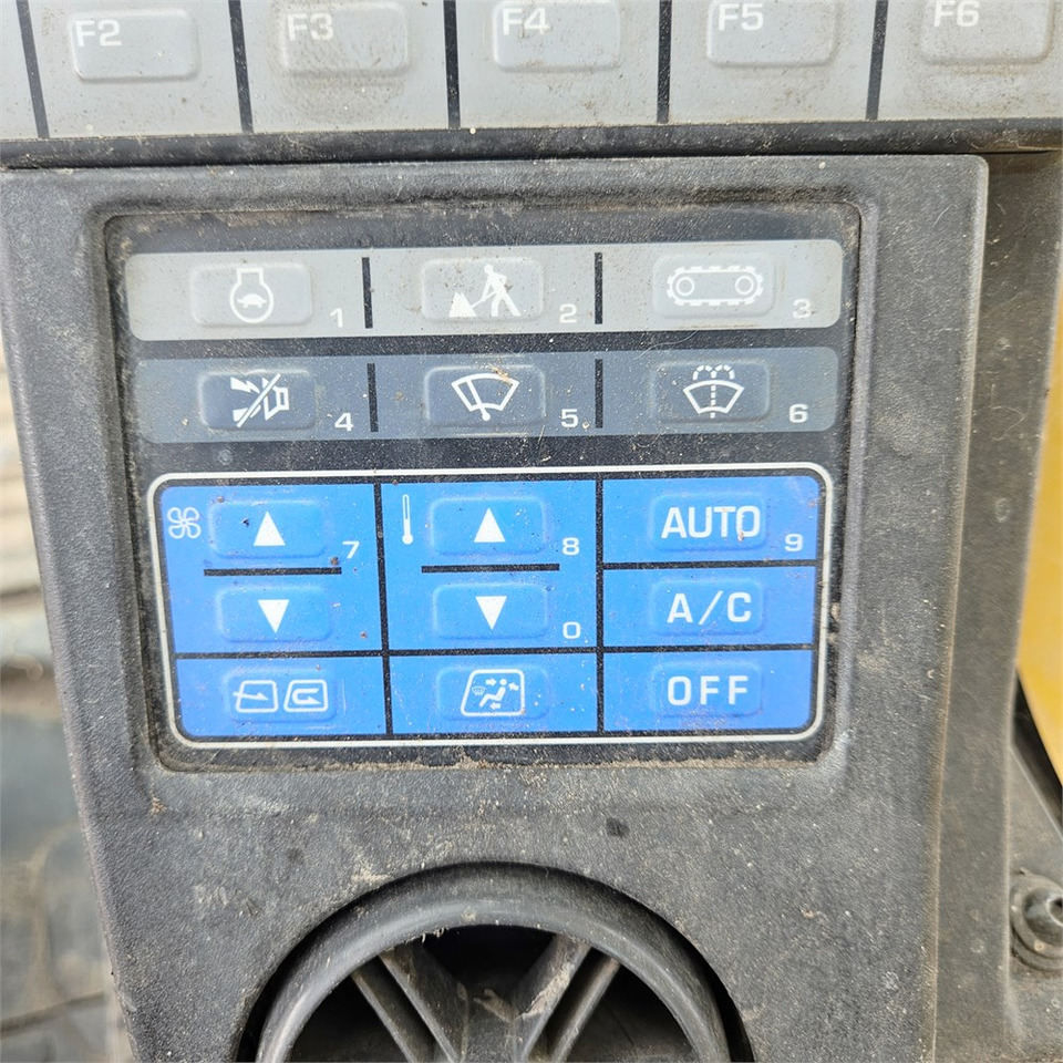 Crawler excavator Komatsu PC210 LC-8: picture 18