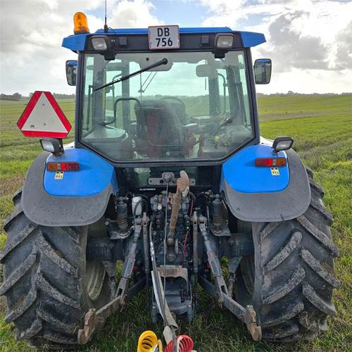 New Holland TM165 - Farm tractor: picture 5 New Holland TM165 - Farm tractor: picture 5