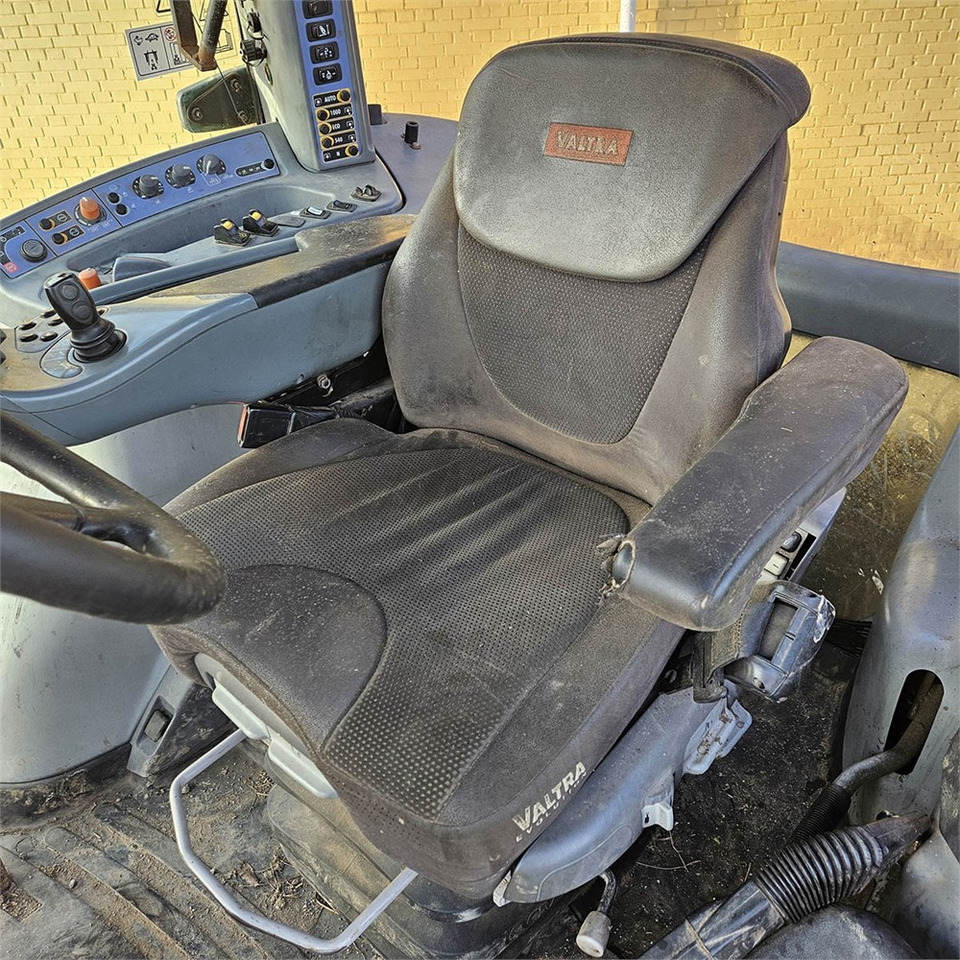 Farm tractor Valtra S322: picture 15