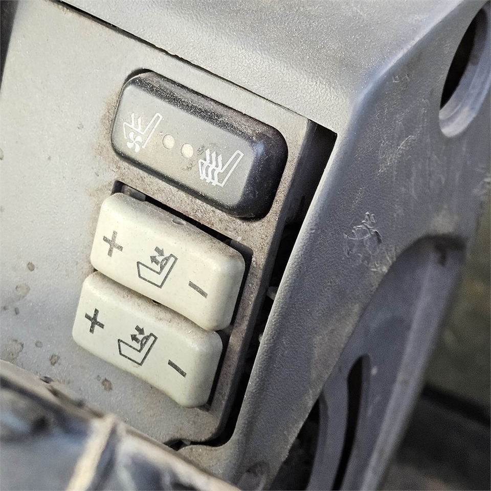Farm tractor Valtra S322: picture 24