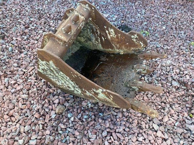 MECALAC 60CM & 40 CM - Excavator bucket: picture 2 MECALAC 60CM & 40 CM - Excavator bucket: picture 2