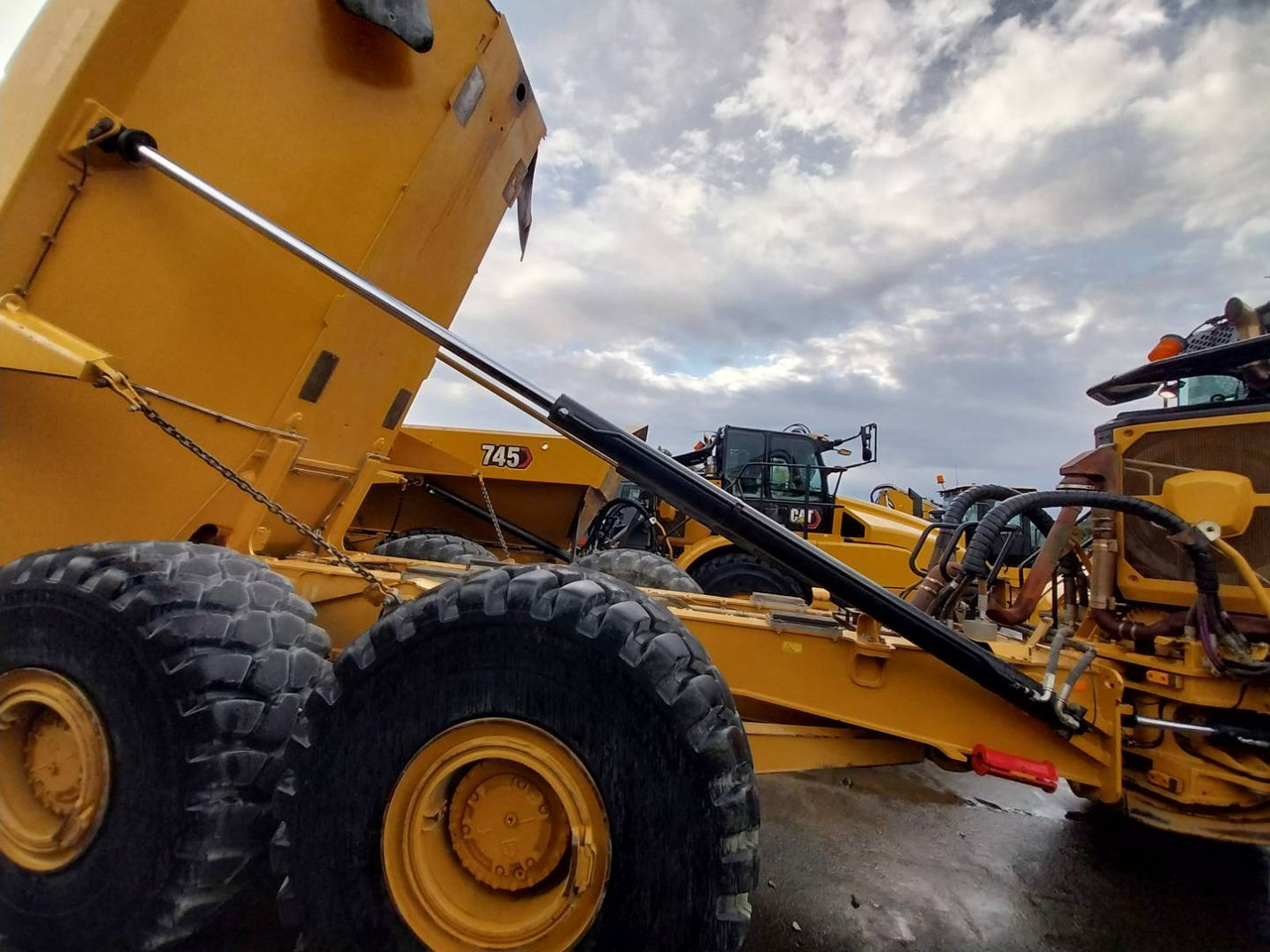 Articulated dumper CAT 745: picture 15