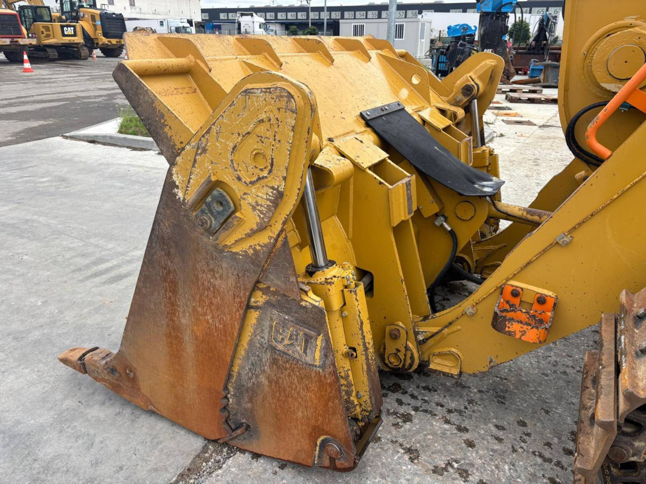 Crawler loader CAT 963K: picture 13