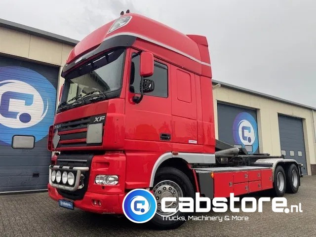 DAF XF 105 .460 FAS Euro 5 - Haakarmsysteem - Hooklift - Abrolkipper - Year 2006 - TUV 05-2025 - Hook lift truck: picture 1 DAF XF 105 .460 FAS Euro 5 - Haakarmsysteem - Hooklift - Abrolkipper - Year 2006 - TUV 05-2025 - Hook lift truck: picture 1