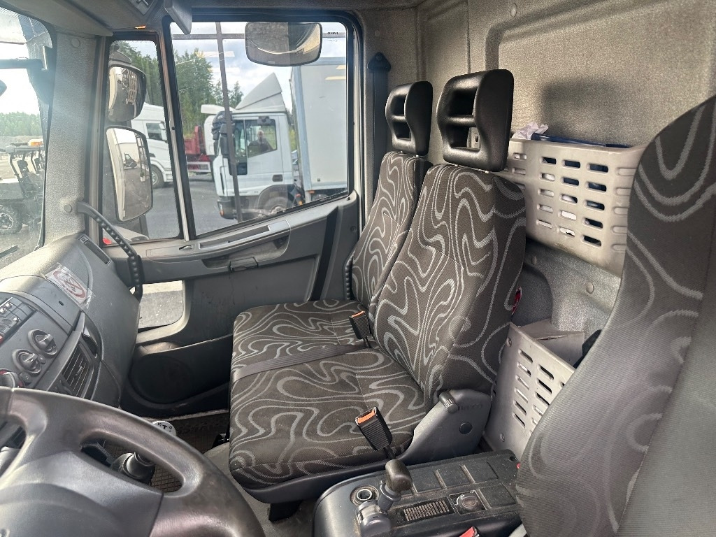 Box truck Iveco Eurocargo 100 E22: picture 13