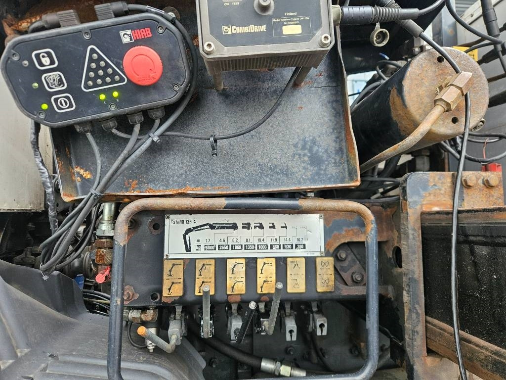 Crane truck Scania P 94 DB 220 Hiab 135-4 lisähydrauliikalla: picture 6