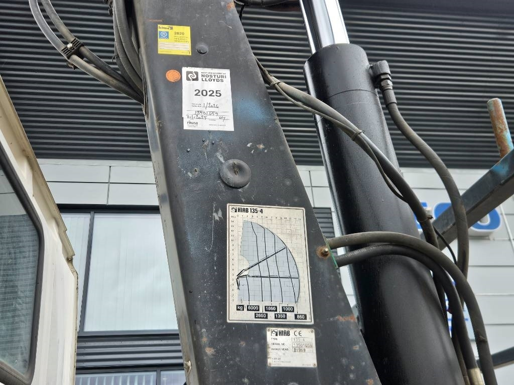 Crane truck Scania P 94 DB 220 Hiab 135-4 lisähydrauliikalla: picture 7