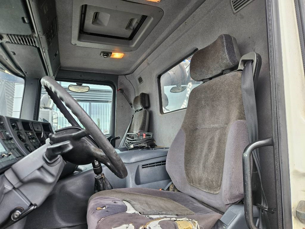 Crane truck Scania P 94 DB 220 Hiab 135-4 lisähydrauliikalla: picture 13