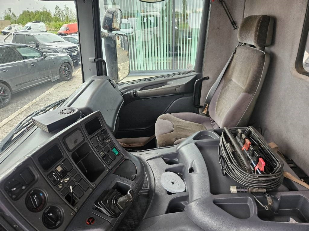 Crane truck Scania P 94 DB 220 Hiab 135-4 lisähydrauliikalla: picture 14