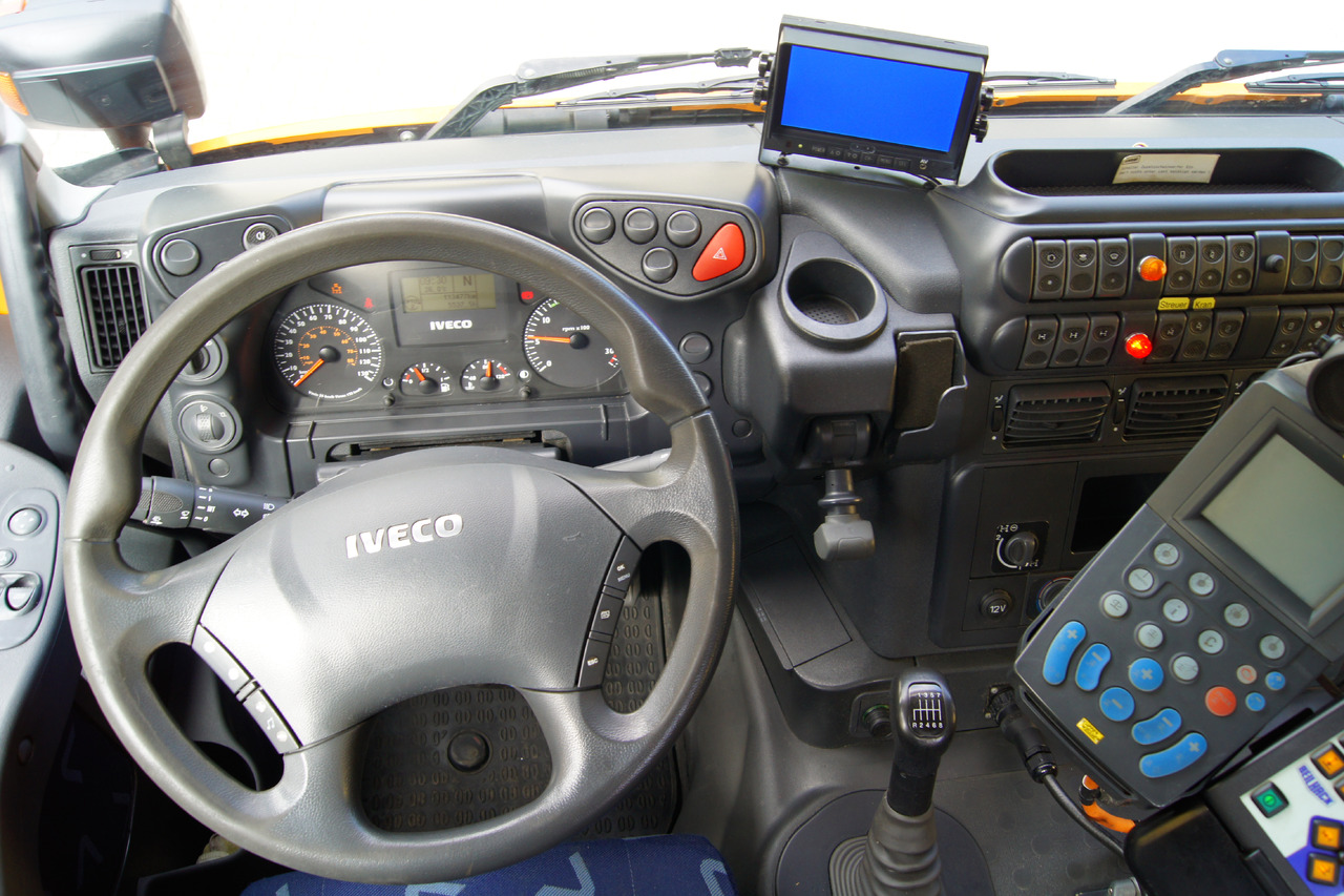 Crane truck IVECO 190T33 Trakker 4x4/ATLAS 85.2/Euro5/Winterdienst/Streuer: picture 9