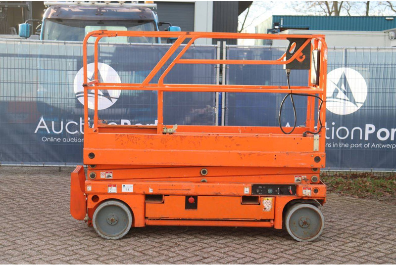 Haulotte Compact 8 - Scissor lift: picture 2 Haulotte Compact 8 - Scissor lift: picture 2