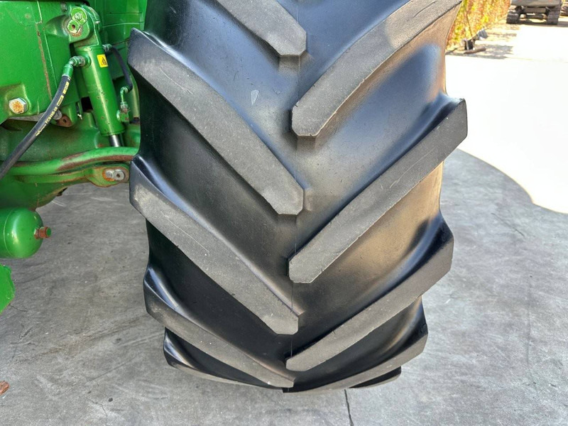 Farm tractor John Deere 7230R: picture 12