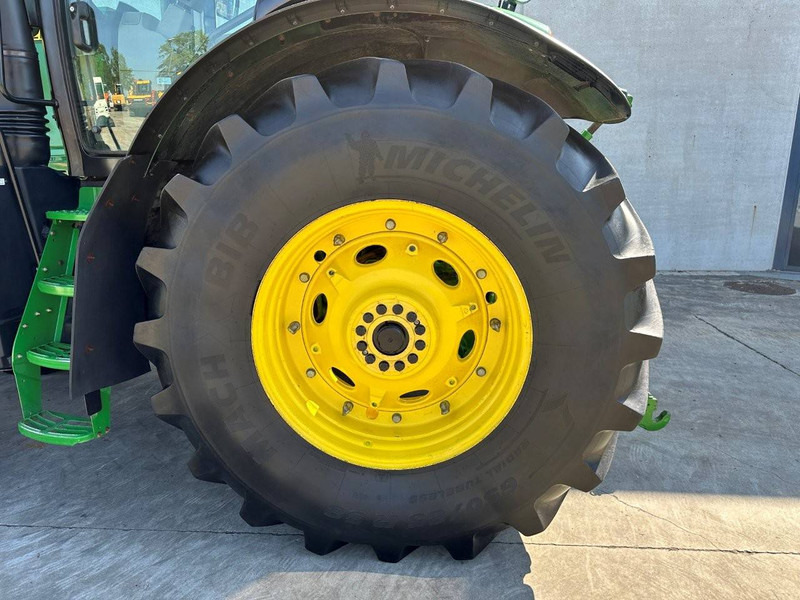 Farm tractor John Deere 7230R: picture 16