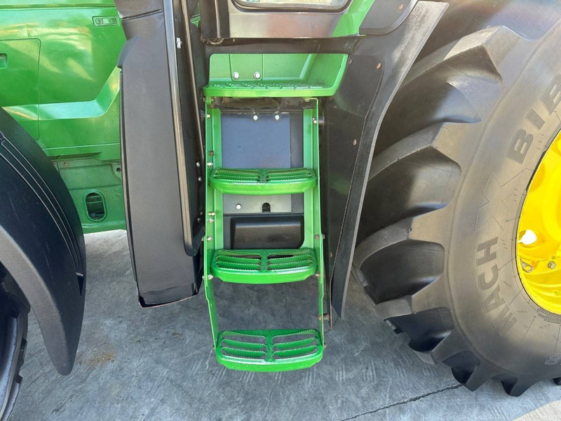 Farm tractor John Deere 7230R: picture 15