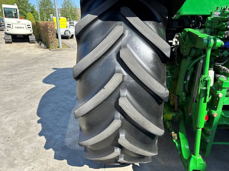 Farm tractor John Deere 7230R: picture 18