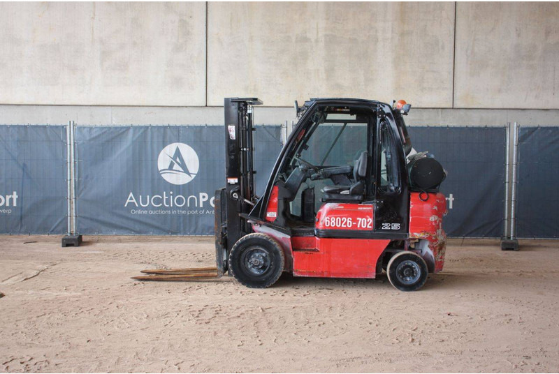 Nissan 25 - LPG forklift: picture 2 Nissan 25 - LPG forklift: picture 2