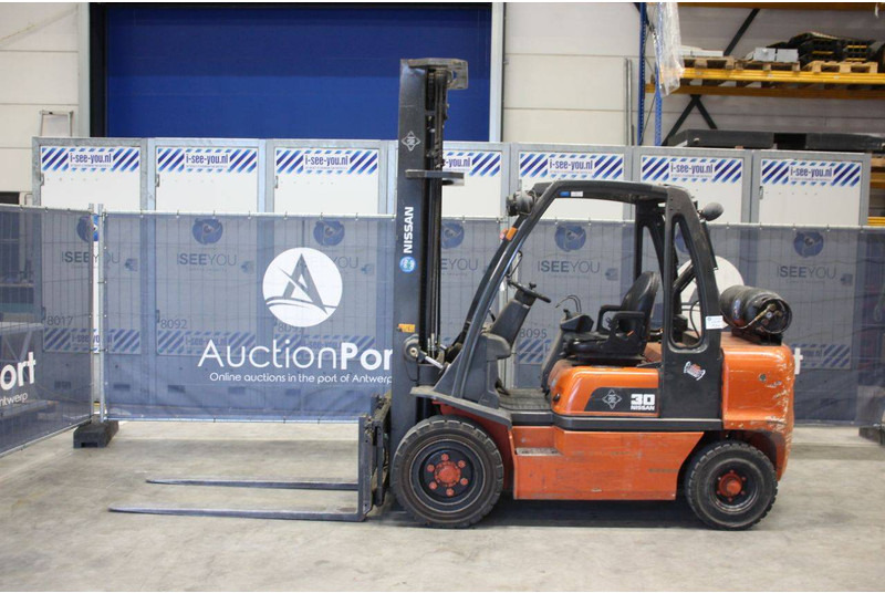 Nissan 30 - LPG forklift: picture 2 Nissan 30 - LPG forklift: picture 2