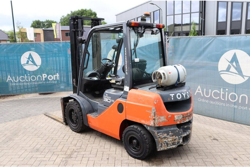 Toyota 02-8FGF30 - LPG forklift: picture 4 Toyota 02-8FGF30 - LPG forklift: picture 4
