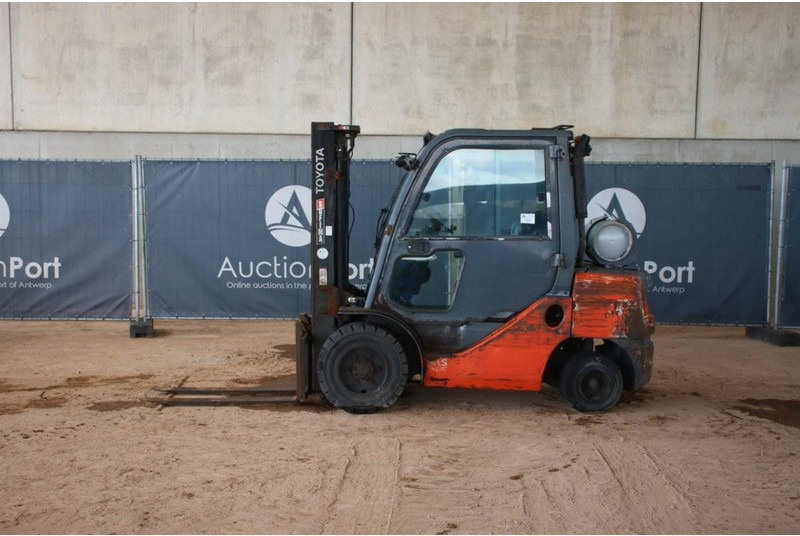 Toyota 06686GF30 - LPG forklift: picture 2 Toyota 06686GF30 - LPG forklift: picture 2