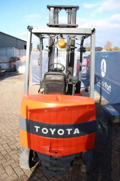Toyota 7FBMF30 - Electric forklift: picture 4 Toyota 7FBMF30 - Electric forklift: picture 4
