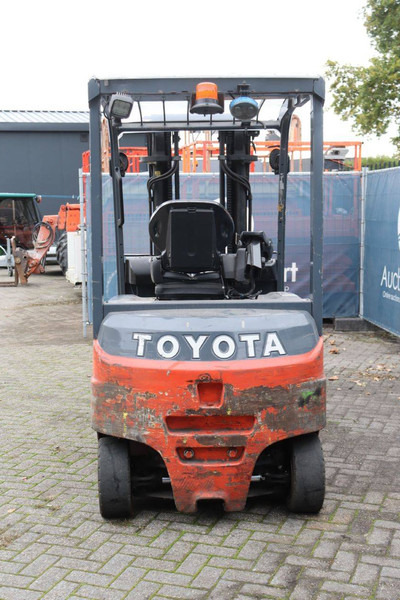 Toyota 8FBMT30 - Electric forklift: picture 5 Toyota 8FBMT30 - Electric forklift: picture 5