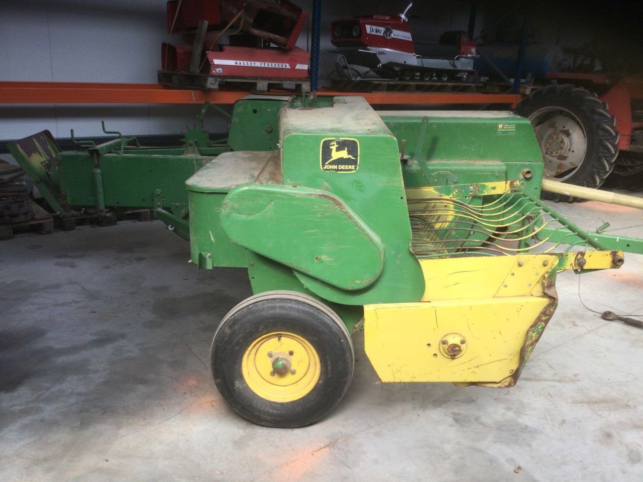 Square baler John Deere 336A: picture 1