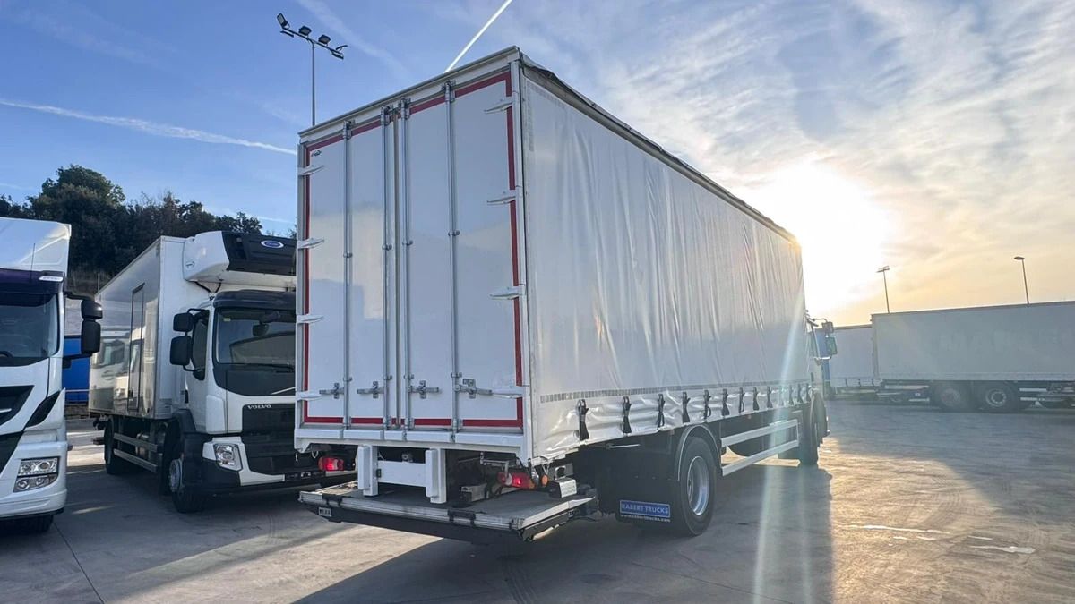 RENAULT D19 - Curtainsider truck: picture 3 RENAULT D19 - Curtainsider truck: picture 3