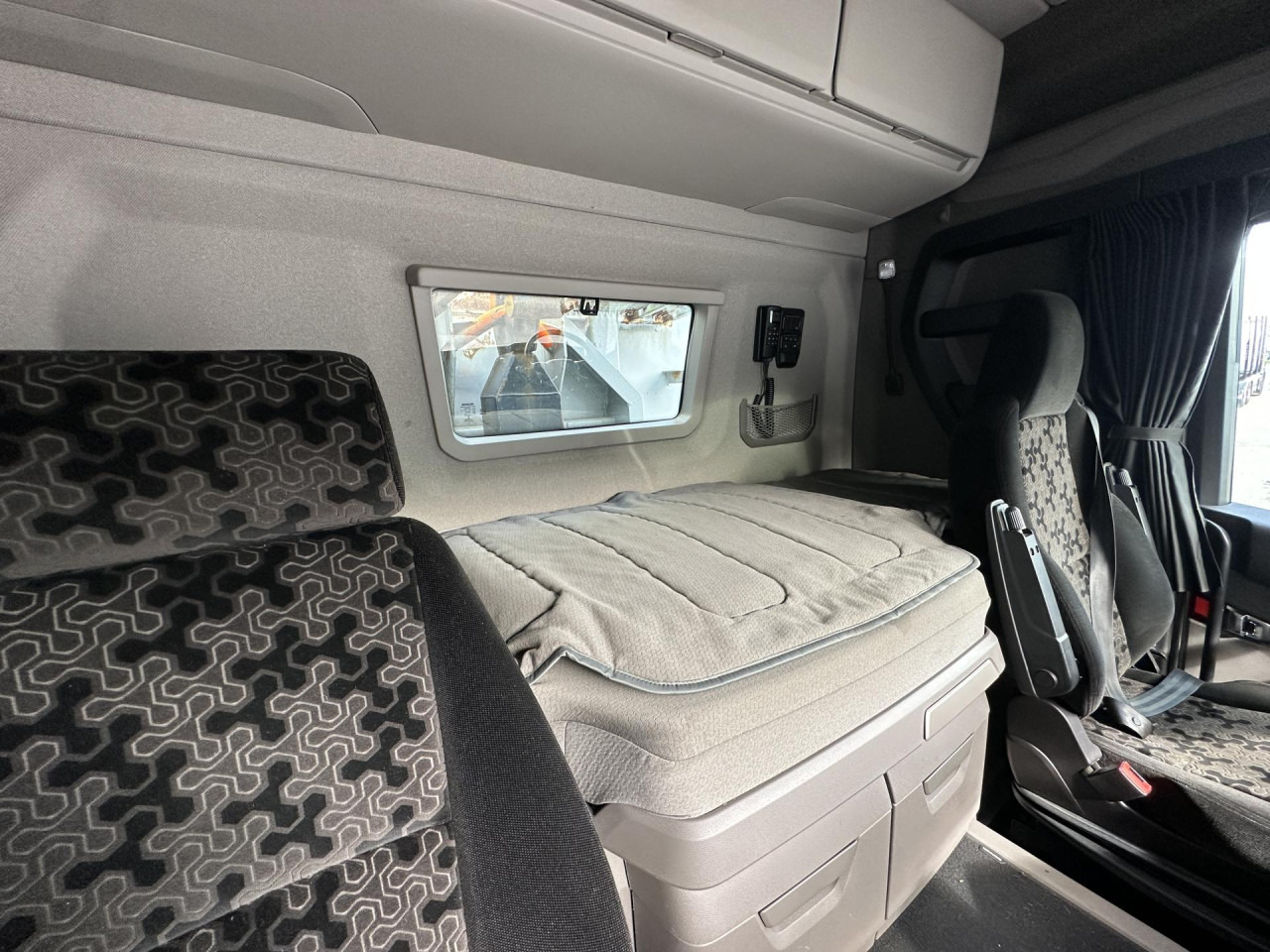 SCANIA R 450 B6x4HA - Container transporter/ Swap body truck: picture 4 SCANIA R 450 B6x4HA - Container transporter/ Swap body truck: picture 4