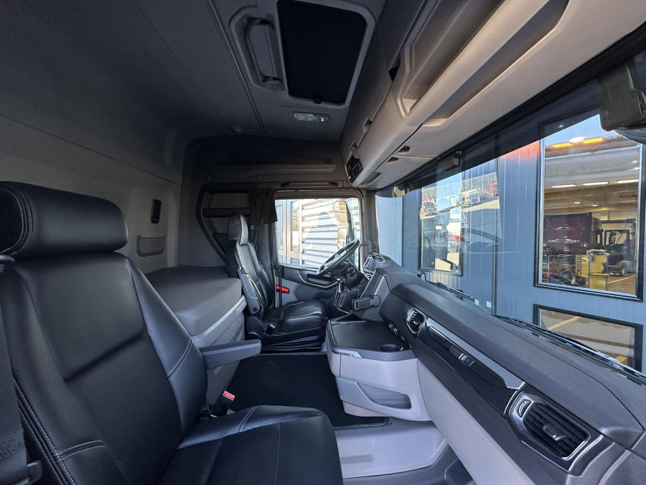 Cab chassis truck SCANIA R 500 B6x4HZ: picture 10